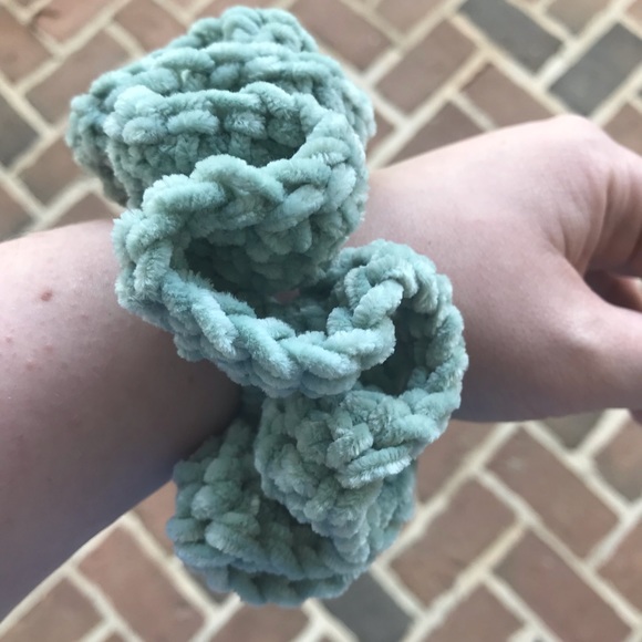 Velvet Scrunchie Set - Picture 8 of 11